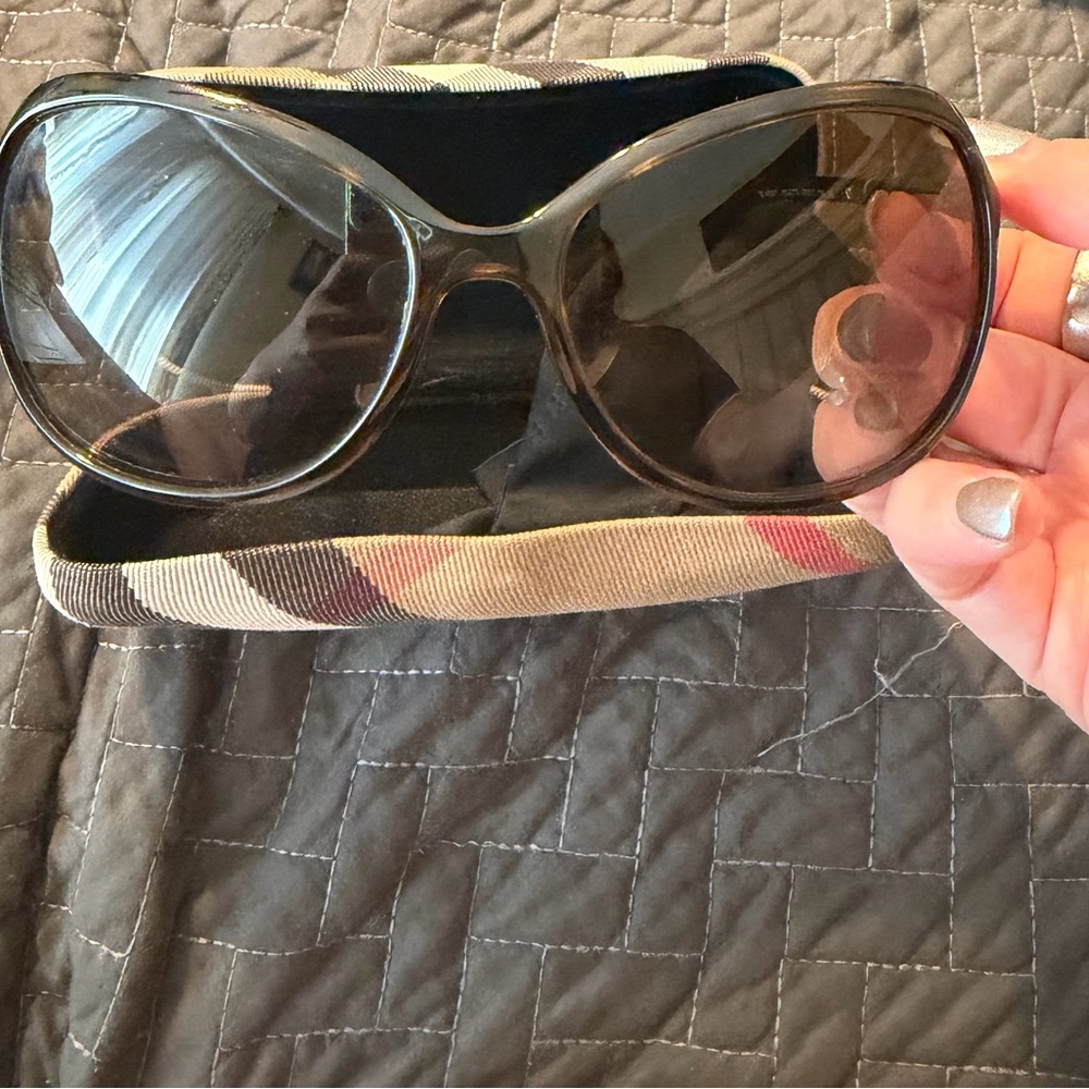 Burberry NWOT Sunglasses with Case
